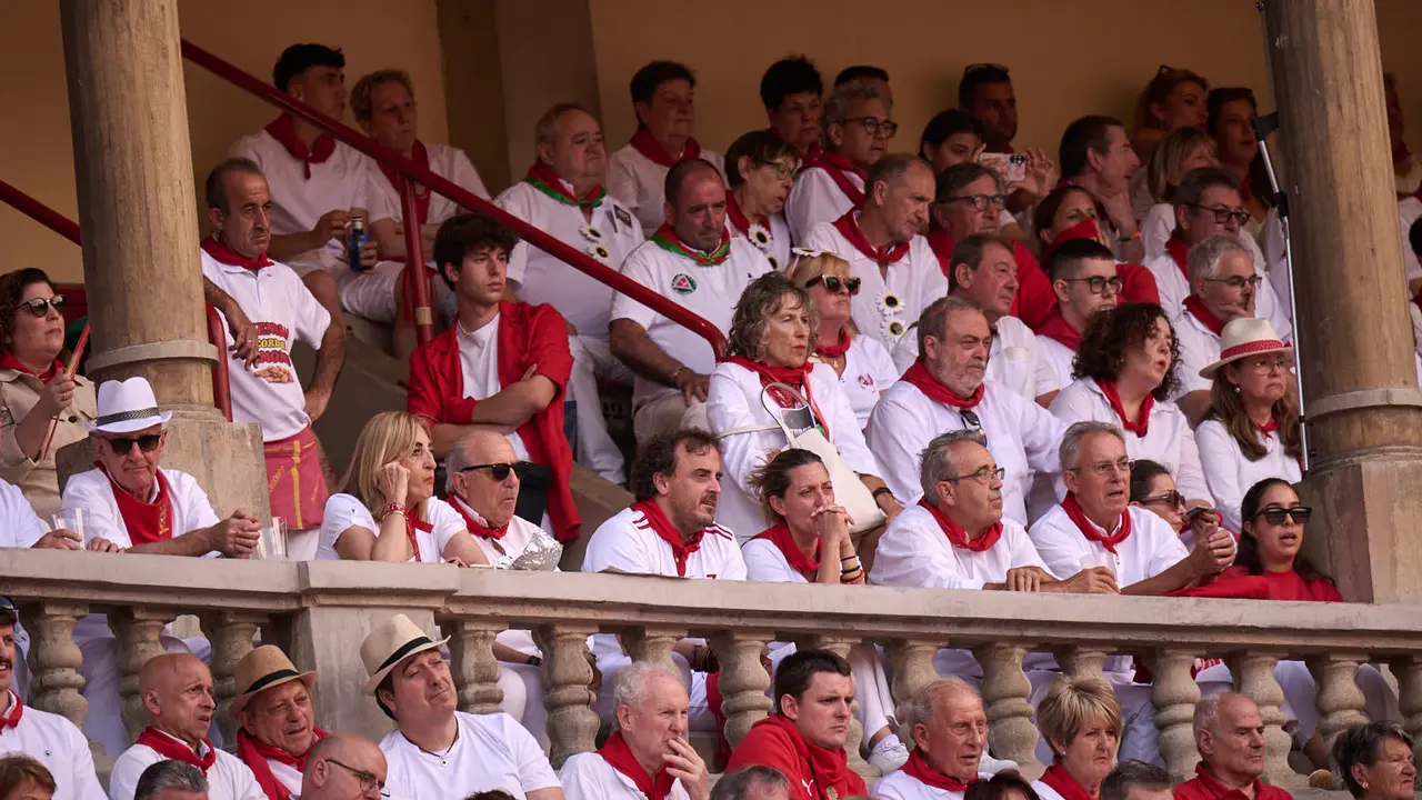 Ambiente durante la primera corrida de toros de San Fermín 2025 con toros de Fuente Ymbro para Miguel Ángel Perera, Talavante y Daniel Luque. PABLO LASAOSA