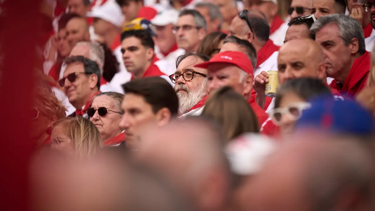 Ambiente durante la primera corrida de toros de San Fermín 2025 con toros de Fuente Ymbro para Miguel Ángel Perera, Talavante y Daniel Luque. PABLO LASAOSA