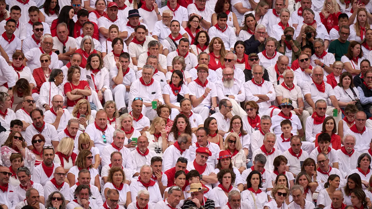 Ambiente durante la primera corrida de toros de San Fermín 2025 con toros de Fuente Ymbro para Miguel Ángel Perera, Talavante y Daniel Luque. PABLO LASAOSA