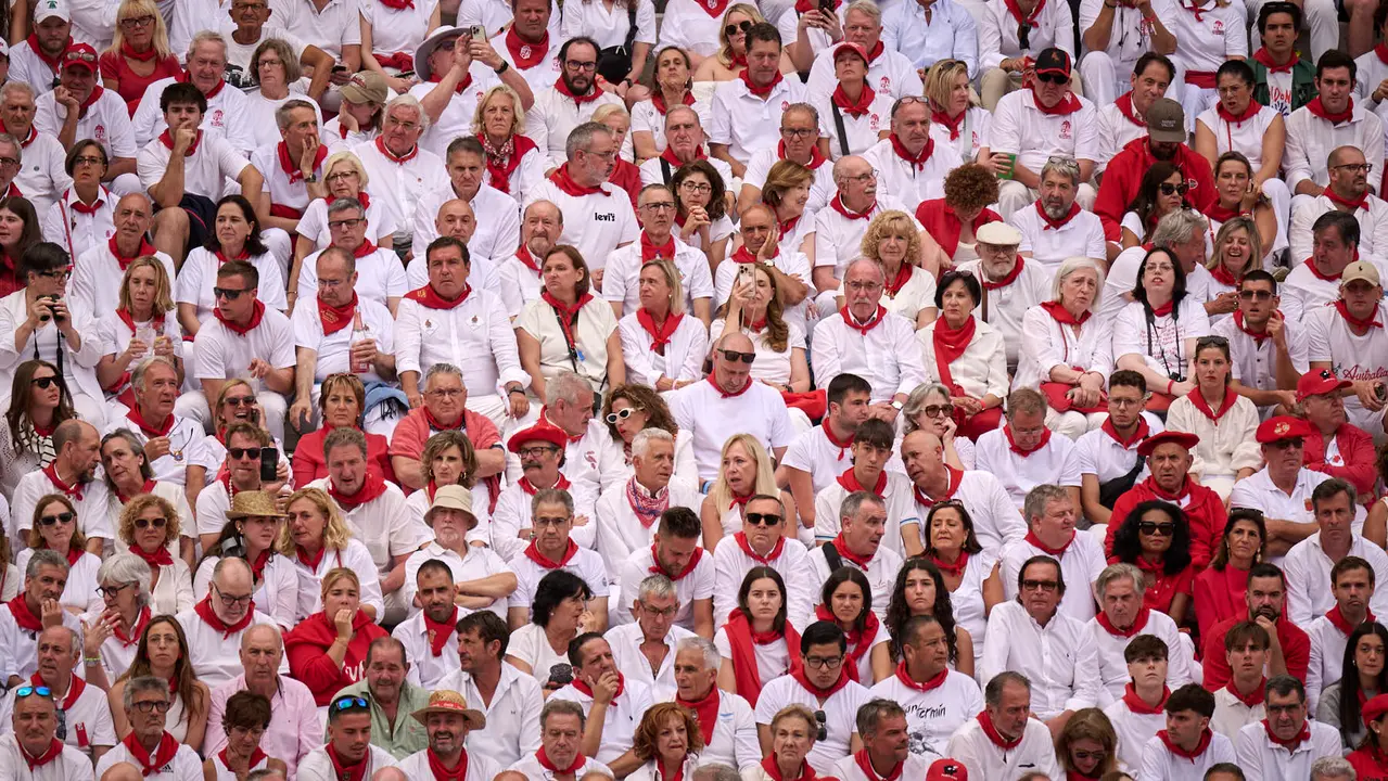 Ambiente durante la primera corrida de toros de San Fermín 2025 con toros de Fuente Ymbro para Miguel Ángel Perera, Talavante y Daniel Luque. PABLO LASAOSA