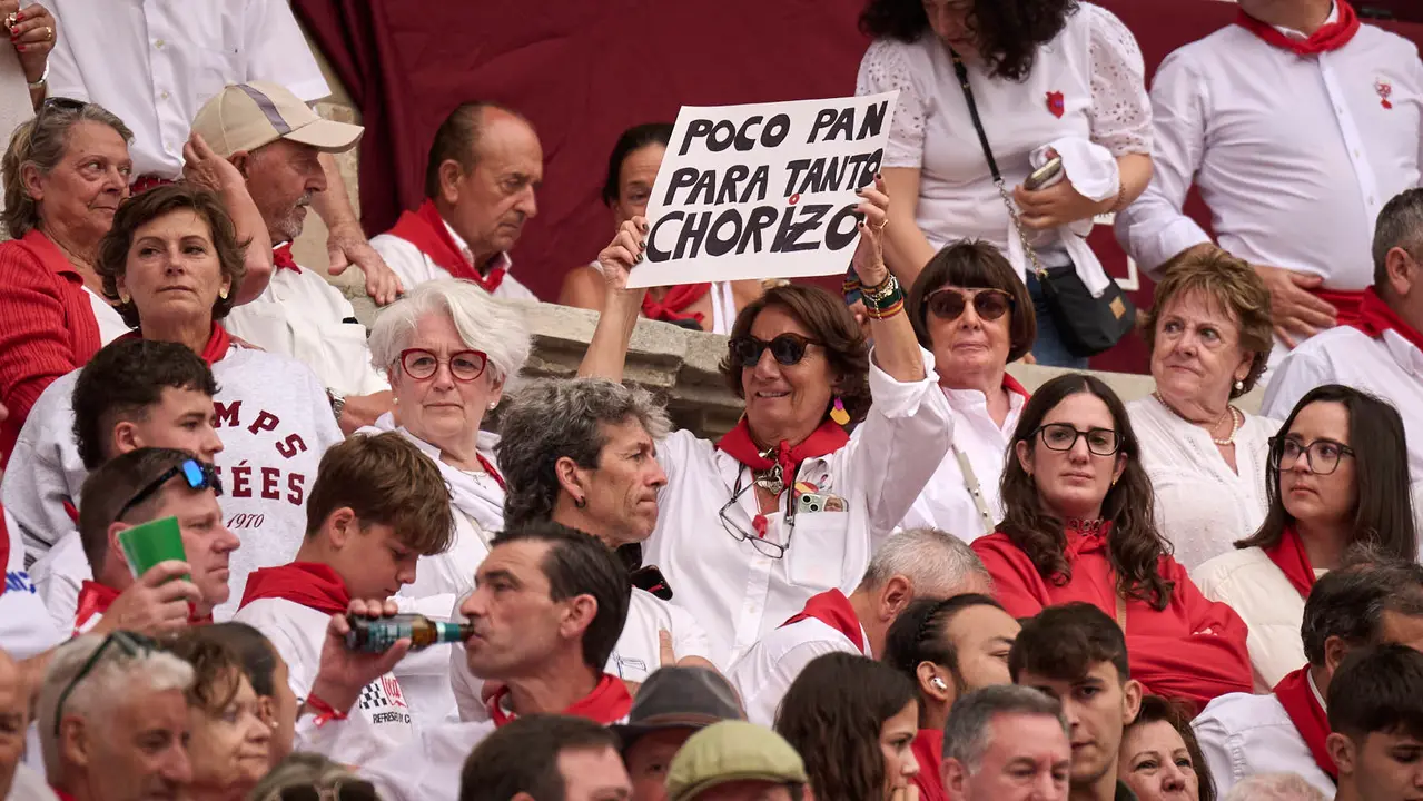 Ambiente durante la primera corrida de toros de San Fermín 2025 con toros de Fuente Ymbro para Miguel Ángel Perera, Talavante y Daniel Luque. PABLO LASAOSA