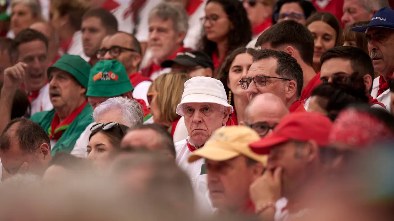Ambiente durante la primera corrida de toros de San Fermín 2025 con toros de Fuente Ymbro para Miguel Ángel Perera, Talavante y Daniel Luque. PABLO LASAOSA