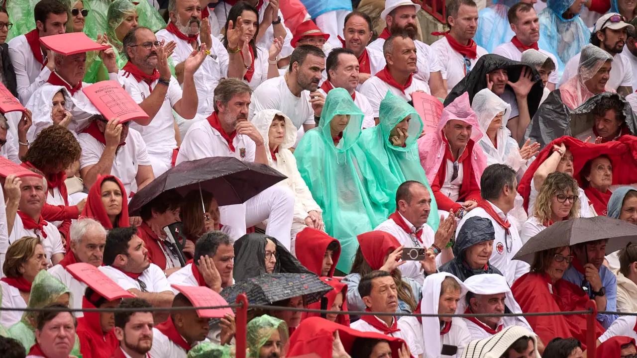 Ambiente durante la primera corrida de toros de San Fermín 2025 con toros de Fuente Ymbro para Miguel Ángel Perera, Talavante y Daniel Luque. PABLO LASAOSA
