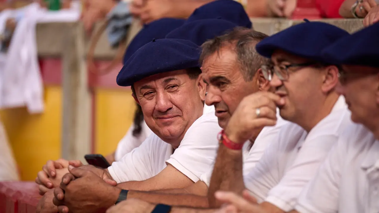 Ambiente durante la primera corrida de toros de San Fermín 2025 con toros de Fuente Ymbro para Miguel Ángel Perera, Talavante y Daniel Luque. PABLO LASAOSA