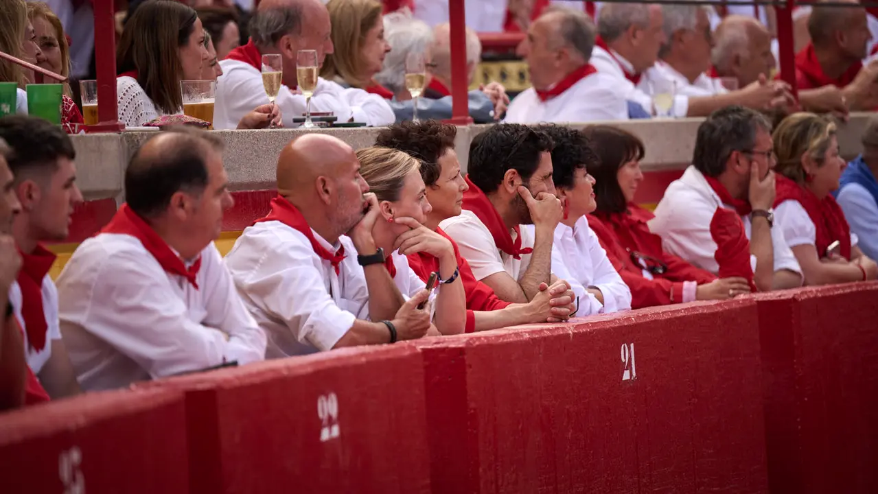 Ambiente durante la primera corrida de toros de San Fermín 2025 con toros de Fuente Ymbro para Miguel Ángel Perera, Talavante y Daniel Luque. PABLO LASAOSA