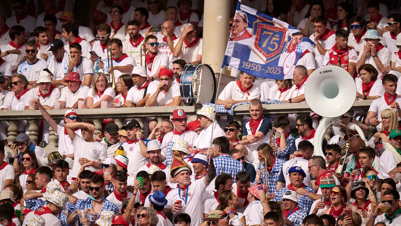 Ambiente durante la primera corrida de toros de San Fermín 2025 con toros de Fuente Ymbro para Miguel Ángel Perera, Talavante y Daniel Luque. PABLO LASAOSA