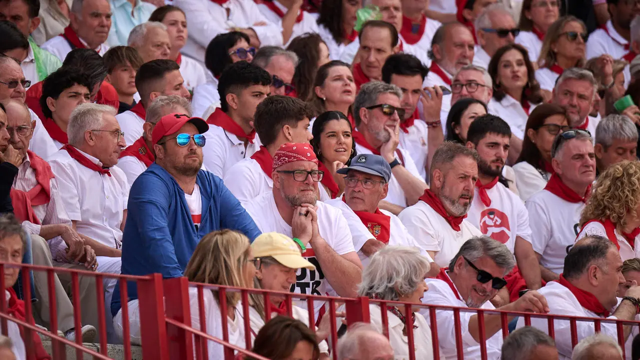 Ambiente durante la primera corrida de toros de San Fermín 2025 con toros de Fuente Ymbro para Miguel Ángel Perera, Talavante y Daniel Luque. PABLO LASAOSA