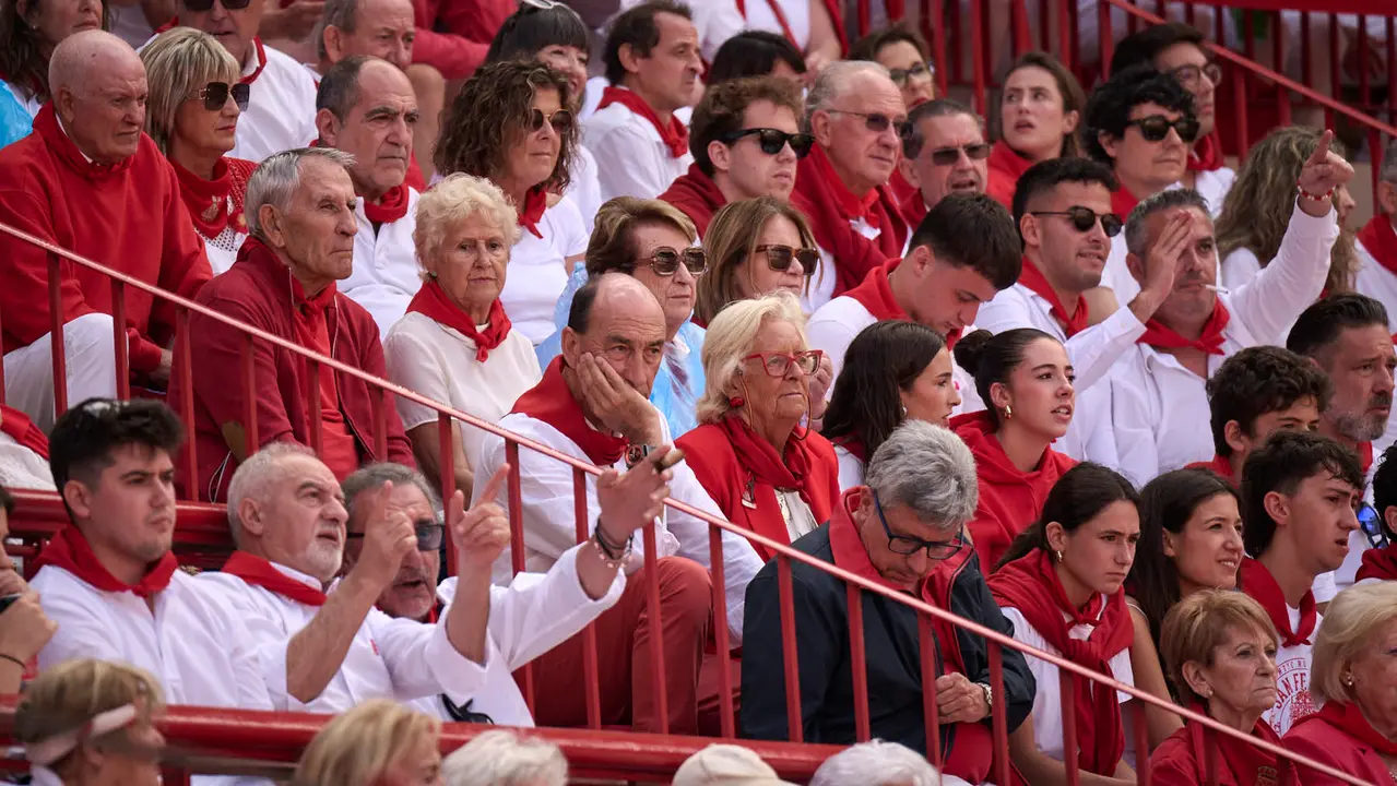 Ambiente durante la primera corrida de toros de San Fermín 2025 con toros de Fuente Ymbro para Miguel Ángel Perera, Talavante y Daniel Luque. PABLO LASAOSA