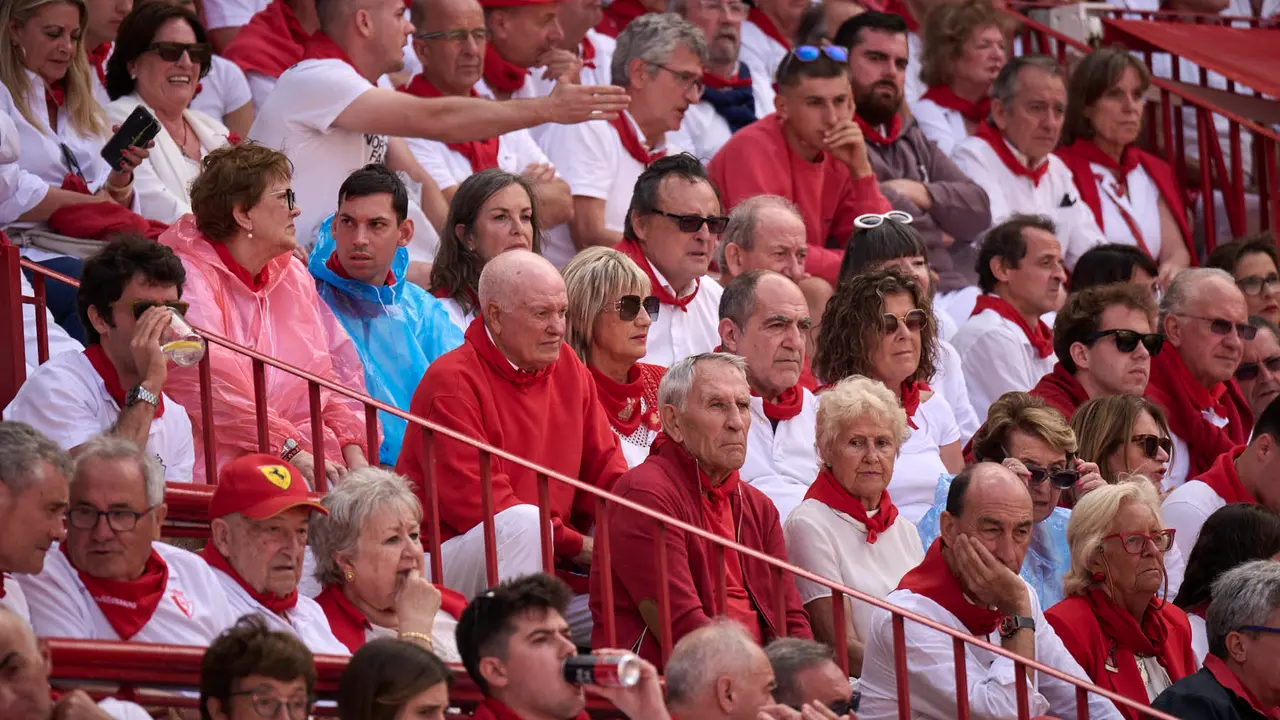 Ambiente durante la primera corrida de toros de San Fermín 2025 con toros de Fuente Ymbro para Miguel Ángel Perera, Talavante y Daniel Luque. PABLO LASAOSA