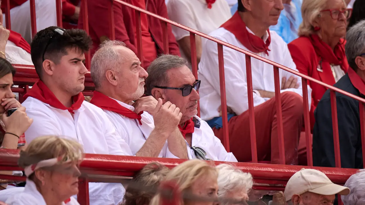 Ambiente durante la primera corrida de toros de San Fermín 2025 con toros de Fuente Ymbro para Miguel Ángel Perera, Talavante y Daniel Luque. PABLO LASAOSA