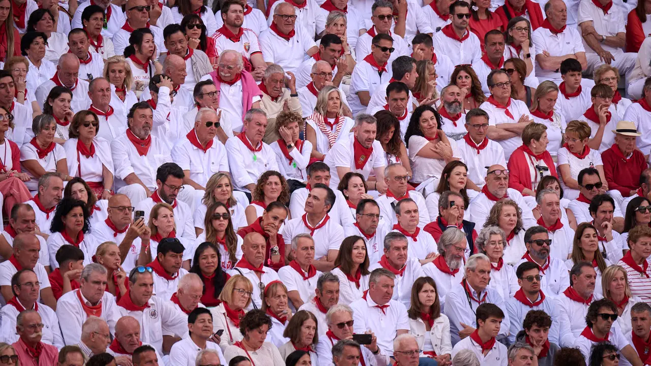 Ambiente durante la primera corrida de toros de San Fermín 2025 con toros de Fuente Ymbro para Miguel Ángel Perera, Talavante y Daniel Luque. PABLO LASAOSA