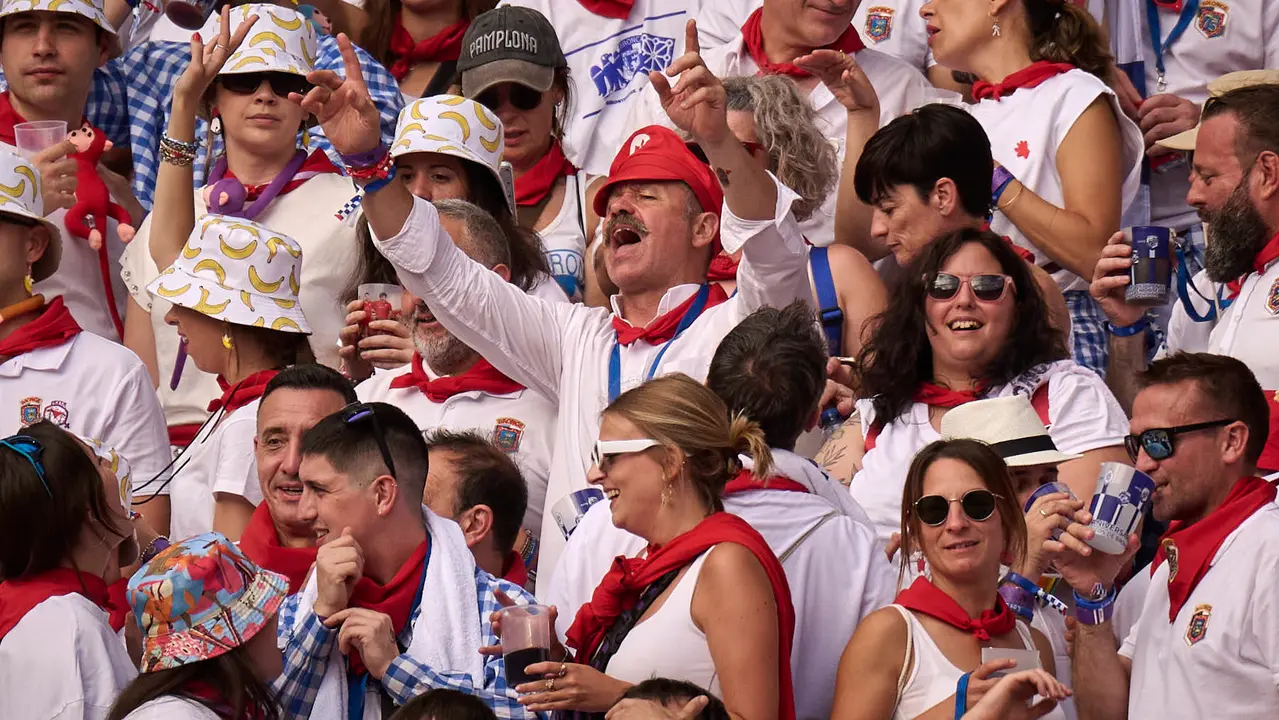 Ambiente durante la primera corrida de toros de San Fermín 2025 con toros de Fuente Ymbro para Miguel Ángel Perera, Talavante y Daniel Luque. PABLO LASAOSA