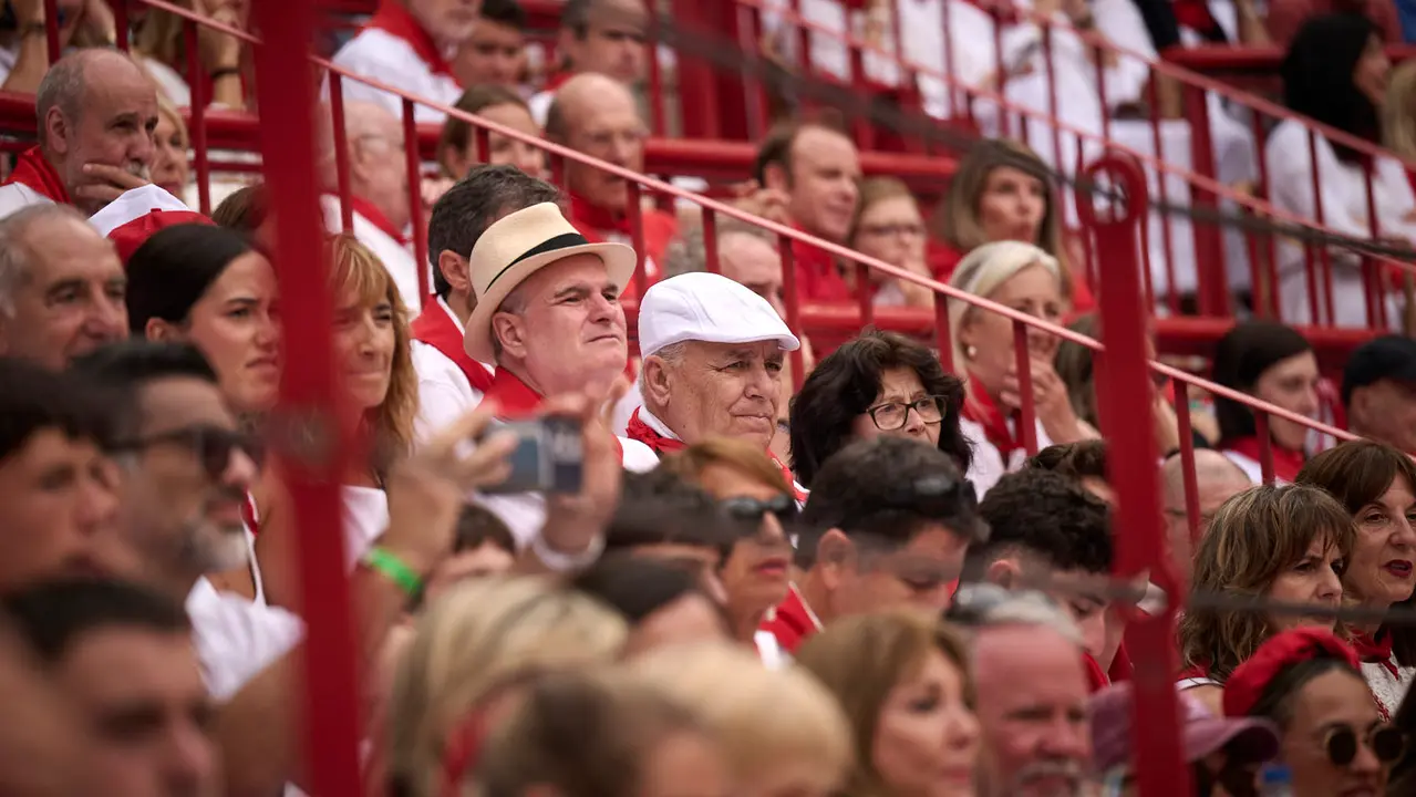 Ambiente durante la primera corrida de toros de San Fermín 2025 con toros de Fuente Ymbro para Miguel Ángel Perera, Talavante y Daniel Luque. PABLO LASAOSA