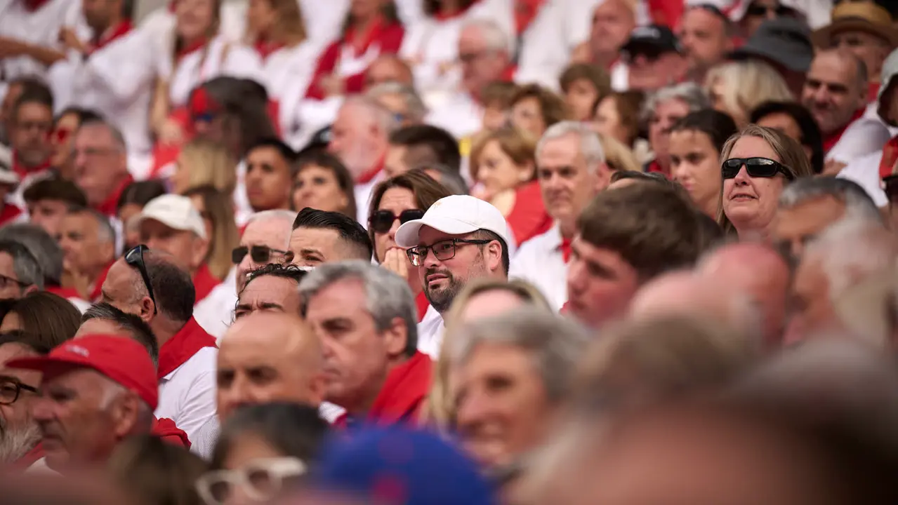 Ambiente durante la primera corrida de toros de San Fermín 2025 con toros de Fuente Ymbro para Miguel Ángel Perera, Talavante y Daniel Luque. PABLO LASAOSA
