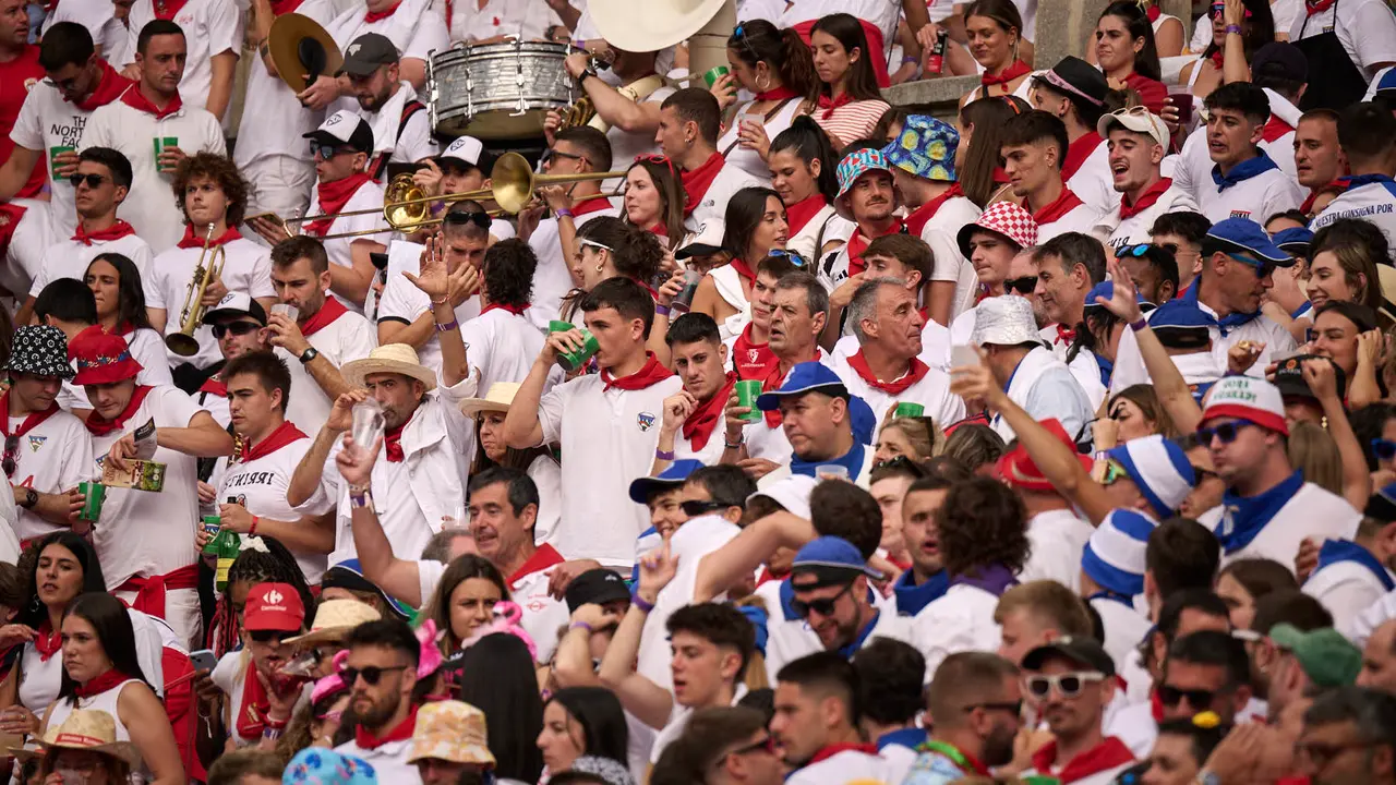 Ambiente durante la primera corrida de toros de San Fermín 2025 con toros de Fuente Ymbro para Miguel Ángel Perera, Talavante y Daniel Luque. PABLO LASAOSA