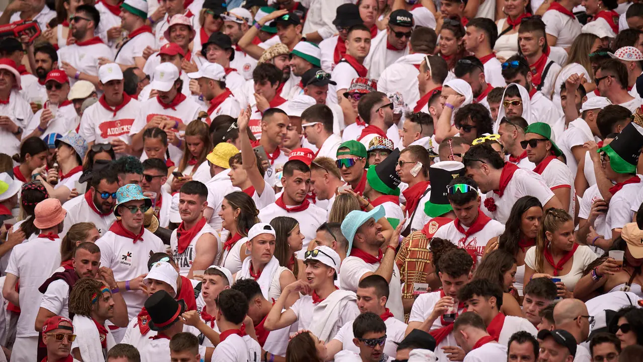 Ambiente durante la primera corrida de toros de San Fermín 2025 con toros de Fuente Ymbro para Miguel Ángel Perera, Talavante y Daniel Luque. PABLO LASAOSA