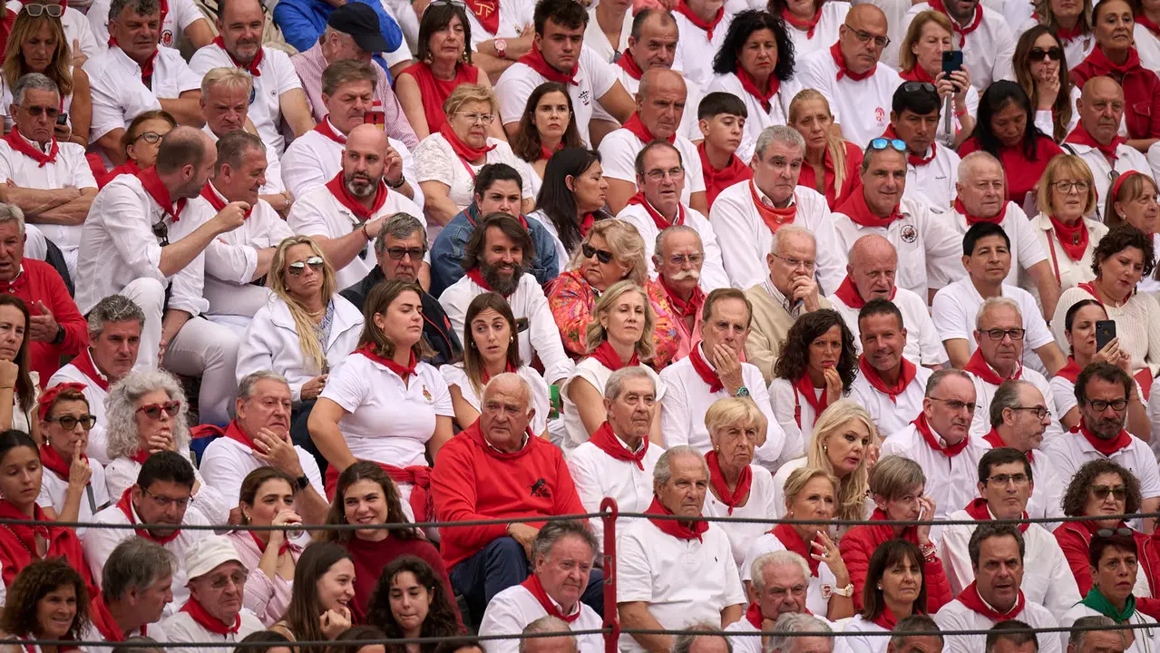 Ambiente durante la primera corrida de toros de San Fermín 2025 con toros de Fuente Ymbro para Miguel Ángel Perera, Talavante y Daniel Luque. PABLO LASAOSA