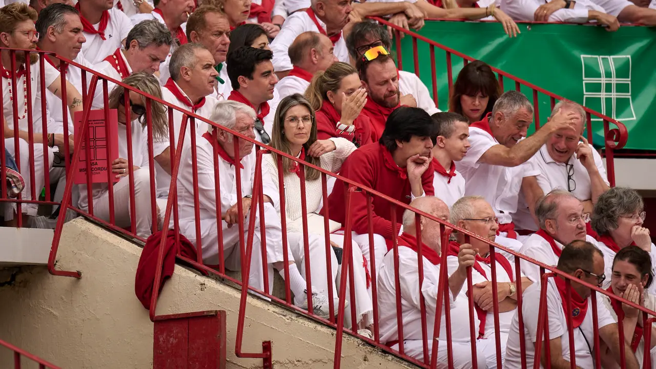 Ambiente durante la primera corrida de toros de San Fermín 2025 con toros de Fuente Ymbro para Miguel Ángel Perera, Talavante y Daniel Luque. PABLO LASAOSA