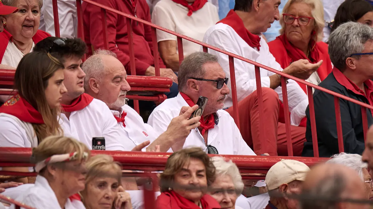 Ambiente durante la primera corrida de toros de San Fermín 2025 con toros de Fuente Ymbro para Miguel Ángel Perera, Talavante y Daniel Luque. PABLO LASAOSA