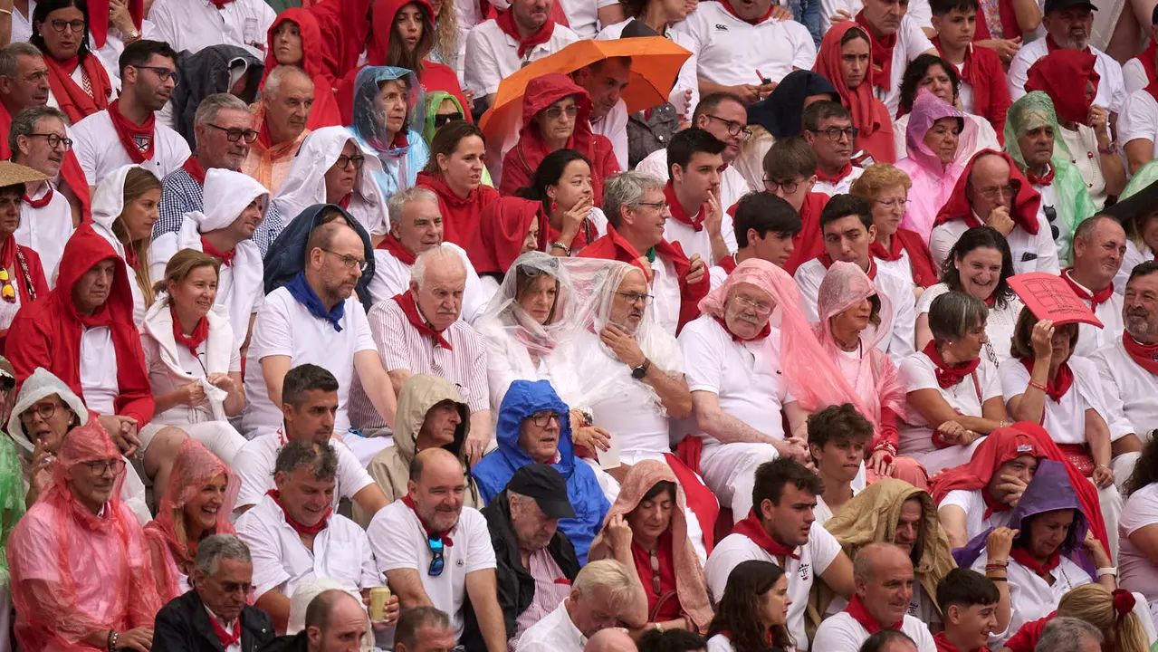 Ambiente durante la primera corrida de toros de San Fermín 2025 con toros de Fuente Ymbro para Miguel Ángel Perera, Talavante y Daniel Luque. PABLO LASAOSA