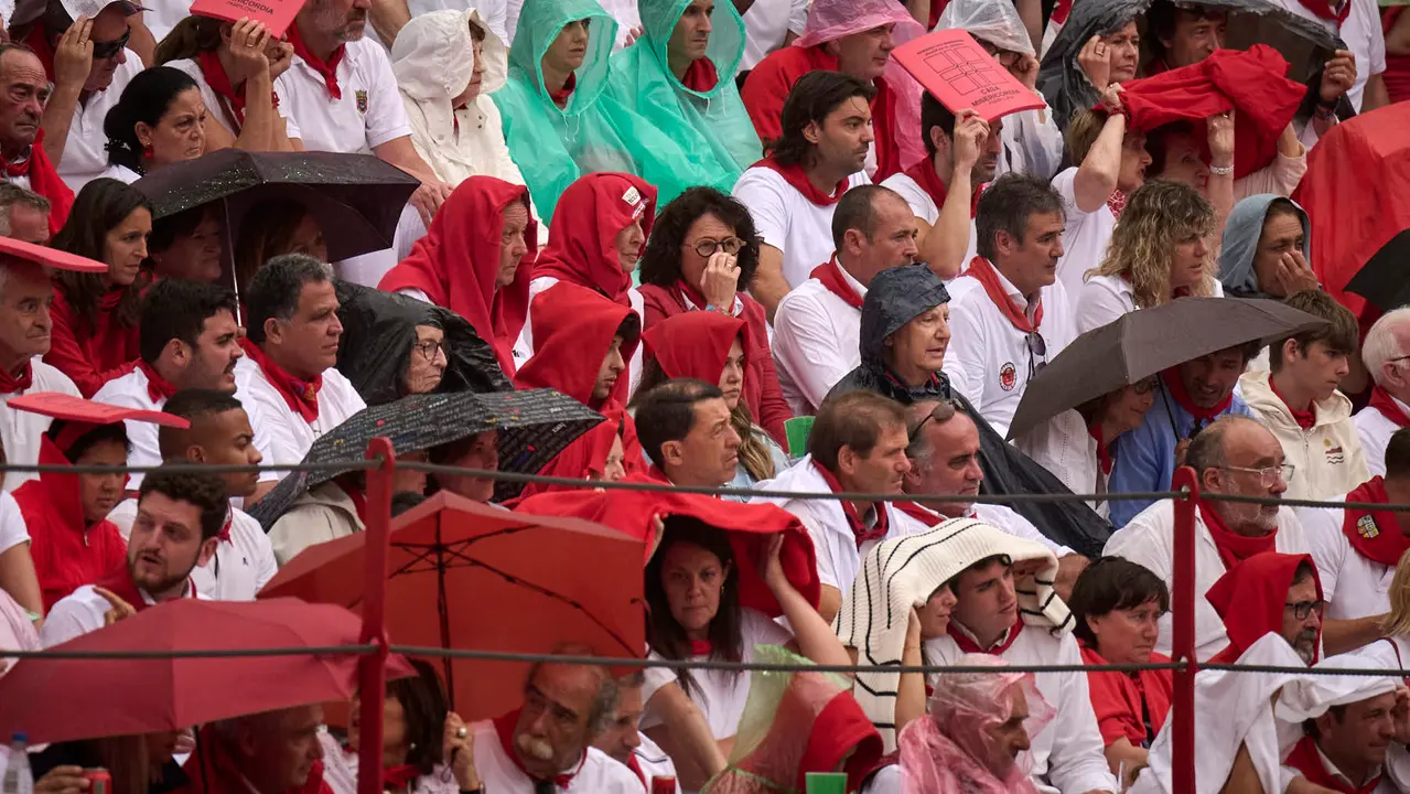 Ambiente durante la primera corrida de toros de San Fermín 2025 con toros de Fuente Ymbro para Miguel Ángel Perera, Talavante y Daniel Luque. PABLO LASAOSA
