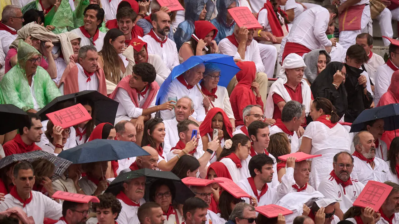 Ambiente durante la primera corrida de toros de San Fermín 2025 con toros de Fuente Ymbro para Miguel Ángel Perera, Talavante y Daniel Luque. PABLO LASAOSA