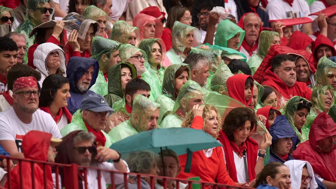 Ambiente durante la primera corrida de toros de San Fermín 2025 con toros de Fuente Ymbro para Miguel Ángel Perera, Talavante y Daniel Luque. PABLO LASAOSA