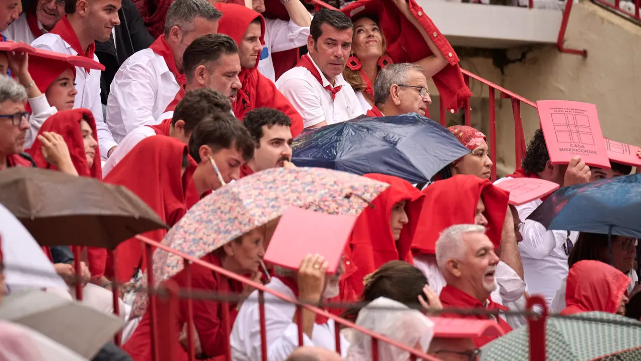 Ambiente durante la primera corrida de toros de San Fermín 2025 con toros de Fuente Ymbro para Miguel Ángel Perera, Talavante y Daniel Luque. PABLO LASAOSA