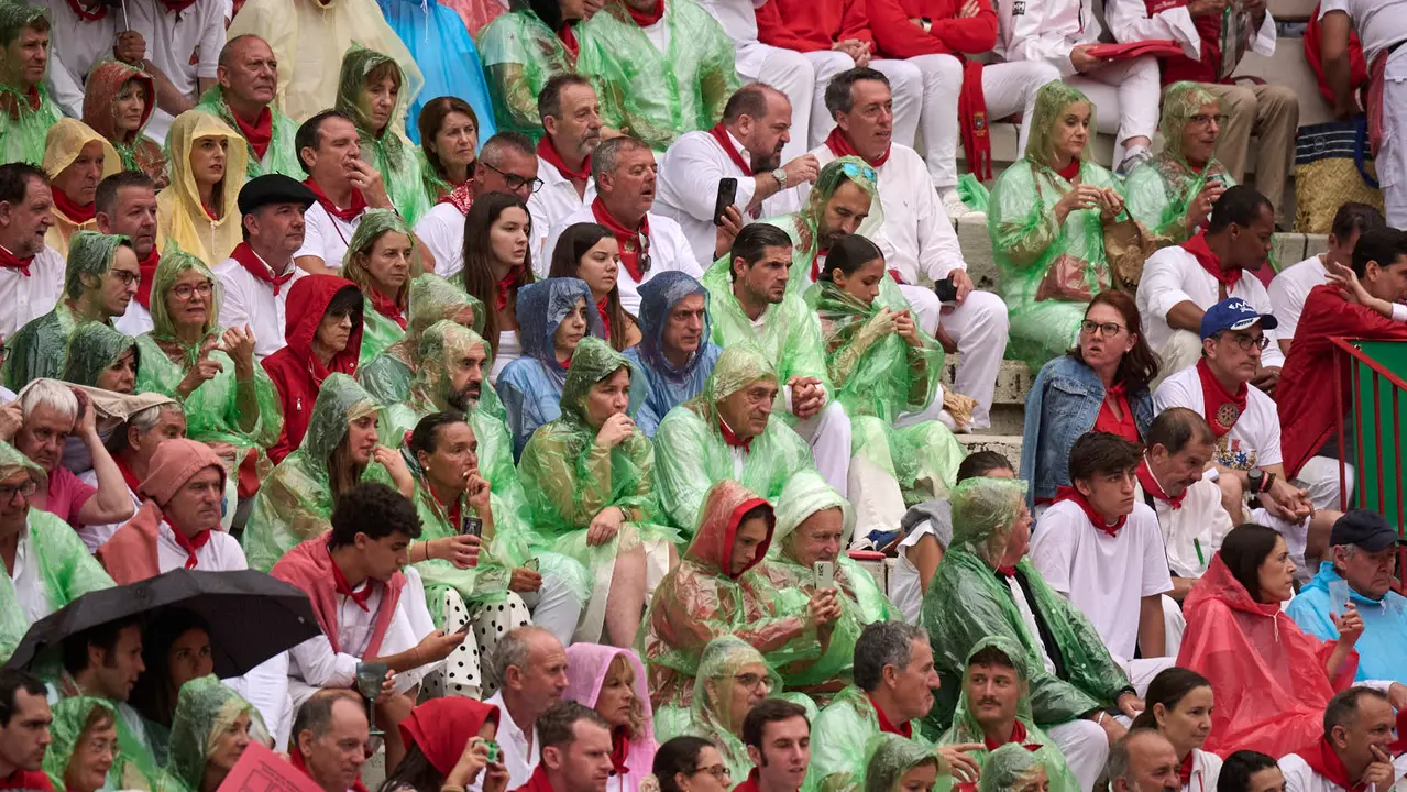 Ambiente durante la primera corrida de toros de San Fermín 2025 con toros de Fuente Ymbro para Miguel Ángel Perera, Talavante y Daniel Luque. PABLO LASAOSA
