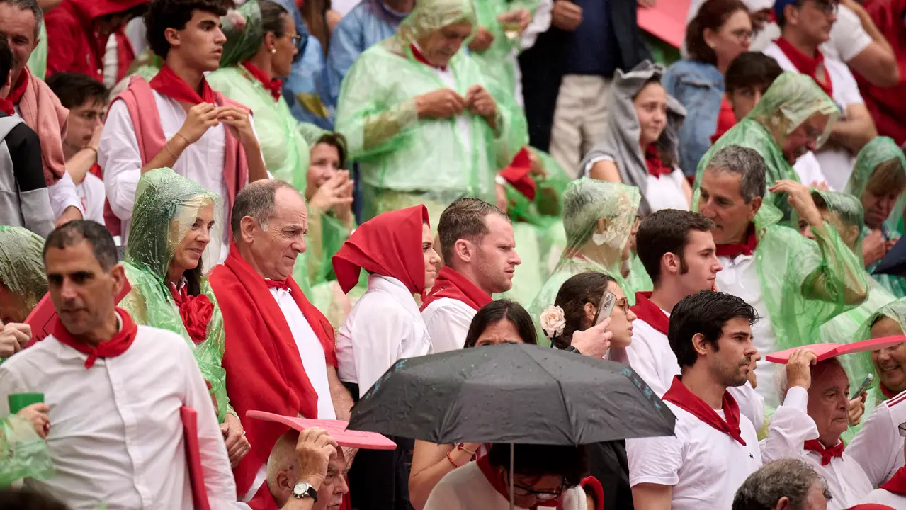 Ambiente durante la primera corrida de toros de San Fermín 2025 con toros de Fuente Ymbro para Miguel Ángel Perera, Talavante y Daniel Luque. PABLO LASAOSA