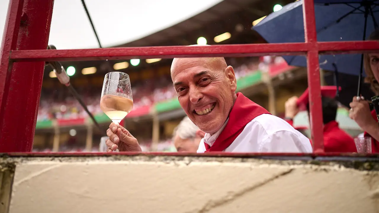 Ambiente durante la primera corrida de toros de San Fermín 2025 con toros de Fuente Ymbro para Miguel Ángel Perera, Talavante y Daniel Luque. PABLO LASAOSA