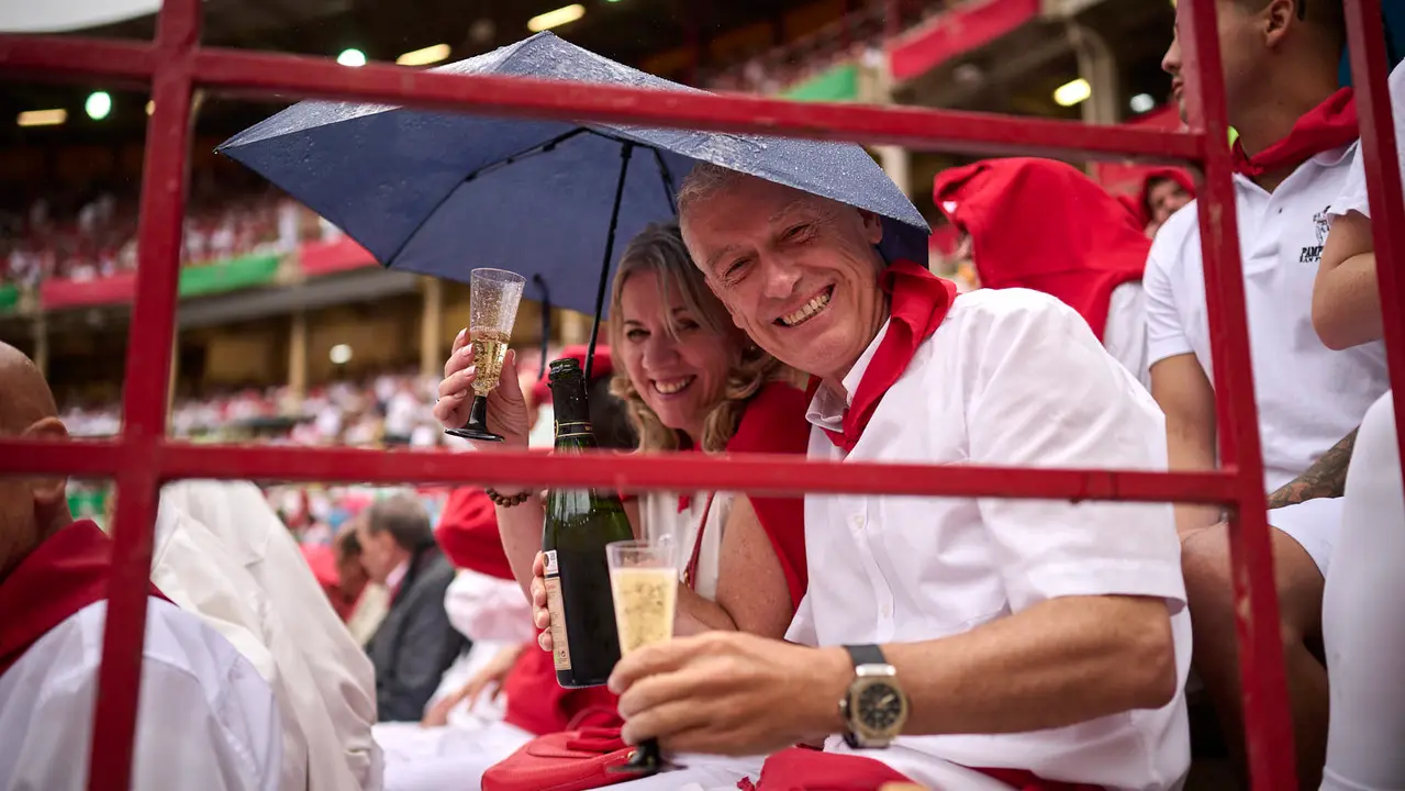 Ambiente durante la primera corrida de toros de San Fermín 2025 con toros de Fuente Ymbro para Miguel Ángel Perera, Talavante y Daniel Luque. PABLO LASAOSA