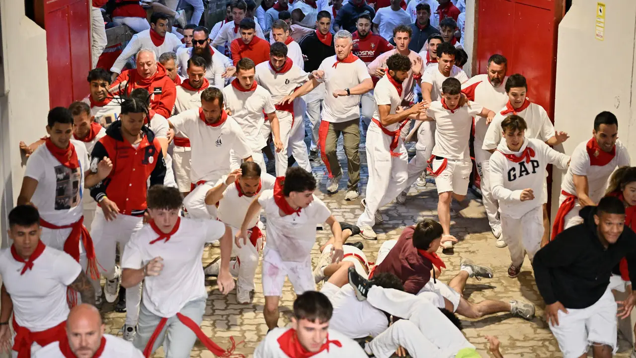 Segundo encierro de las fiestas de San Fermín 2025 con toros de Cebada Gago en el Callejón. PABLO LASAOSA