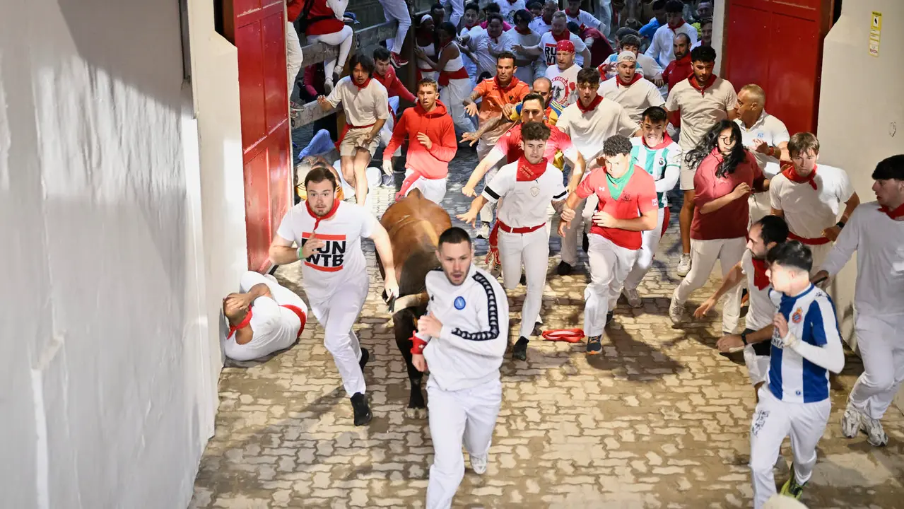 Segundo encierro de las fiestas de San Fermín 2025 con toros de Cebada Gago en el Callejón. PABLO LASAOSA