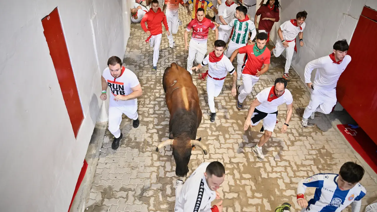 Segundo encierro de las fiestas de San Fermín 2025 con toros de Cebada Gago en el Callejón. PABLO LASAOSA