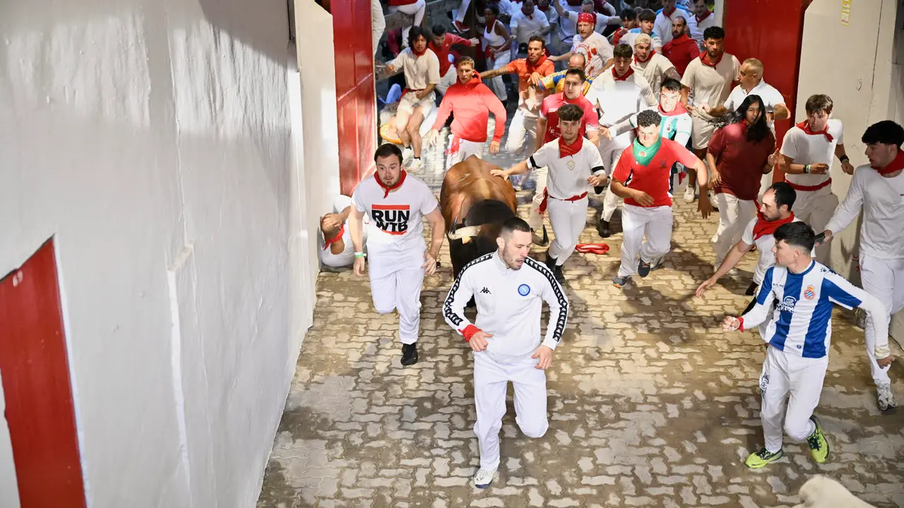 Segundo encierro de las fiestas de San Fermín 2025 con toros de Cebada Gago en el Callejón. PABLO LASAOSA