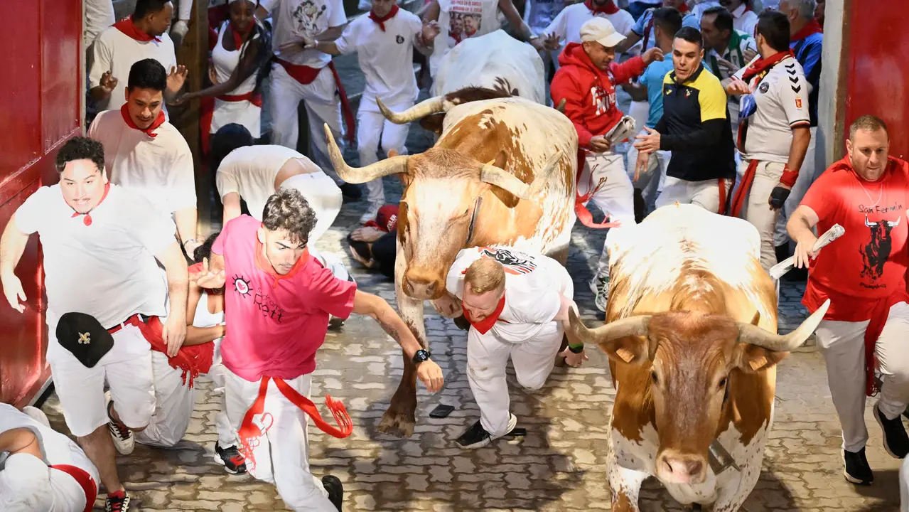 Segundo encierro de las fiestas de San Fermín 2025 con toros de Cebada Gago en el Callejón. PABLO LASAOSA