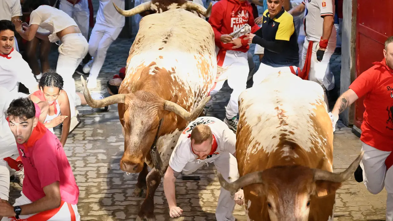 Segundo encierro de las fiestas de San Fermín 2025 con toros de Cebada Gago en el Callejón. PABLO LASAOSA