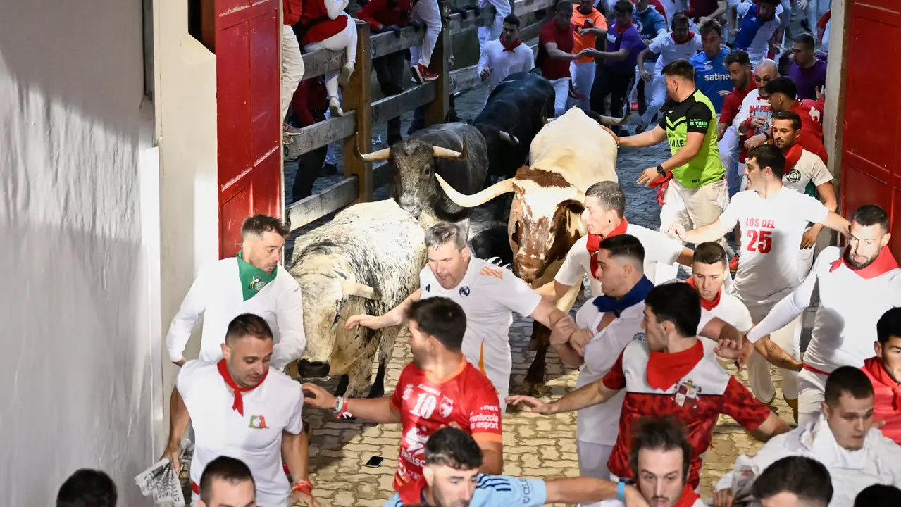 Segundo encierro de las fiestas de San Fermín 2025 con toros de Cebada Gago en el Callejón. PABLO LASAOSA
