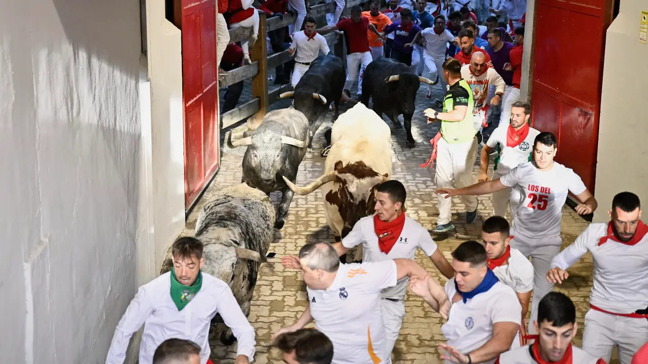 Segundo encierro de las fiestas de San Fermín 2025 con toros de Cebada Gago en el Callejón. PABLO LASAOSA
