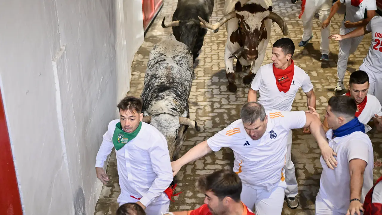 Segundo encierro de las fiestas de San Fermín 2025 con toros de Cebada Gago en el Callejón. PABLO LASAOSA