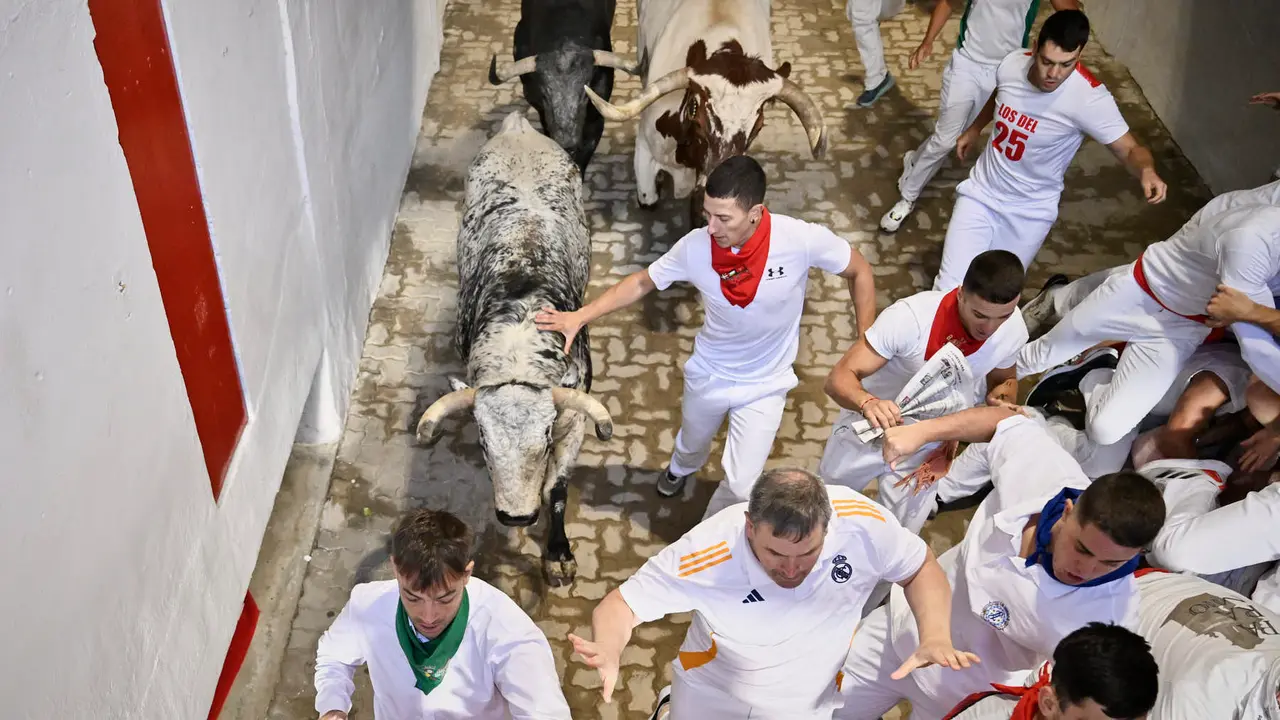 Segundo encierro de las fiestas de San Fermín 2025 con toros de Cebada Gago en el Callejón. PABLO LASAOSA
