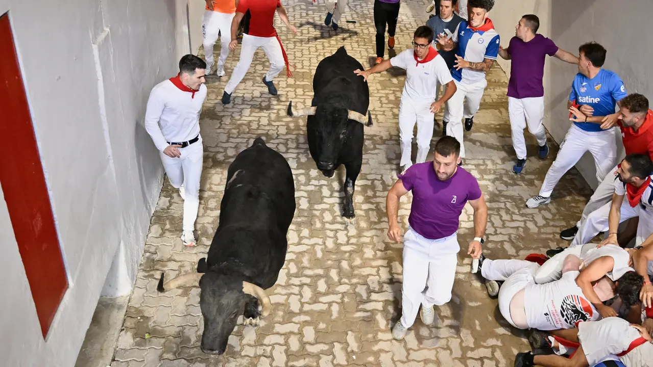 Segundo encierro de las fiestas de San Fermín 2025 con toros de Cebada Gago en el Callejón. PABLO LASAOSA