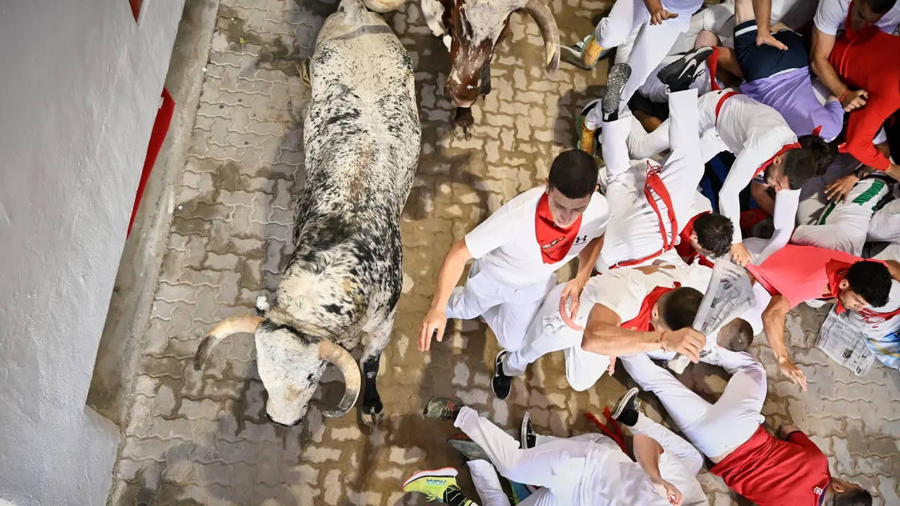 Segundo encierro de las fiestas de San Fermín 2025 con toros de Cebada Gago en el Callejón. PABLO LASAOSA