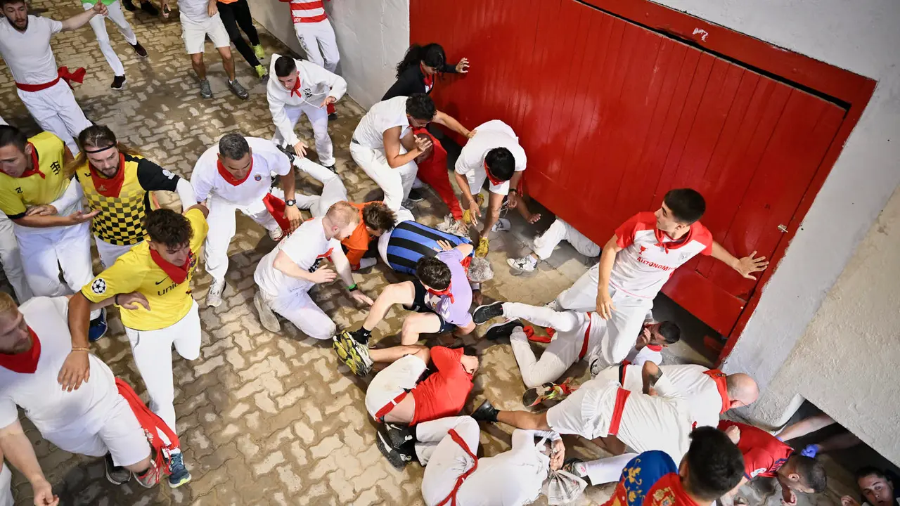 Segundo encierro de las fiestas de San Fermín 2025 con toros de Cebada Gago en el Callejón. PABLO LASAOSA