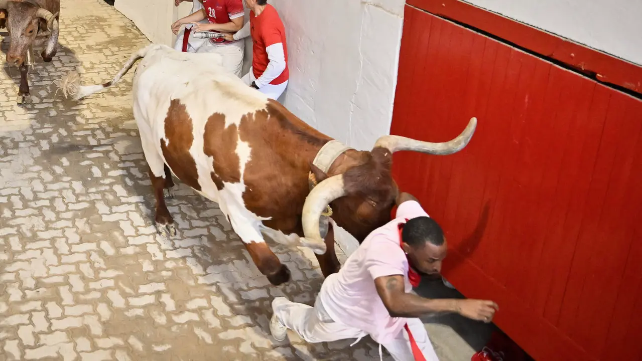 Segundo encierro de las fiestas de San Fermín 2025 con toros de Cebada Gago en el Callejón. PABLO LASAOSA