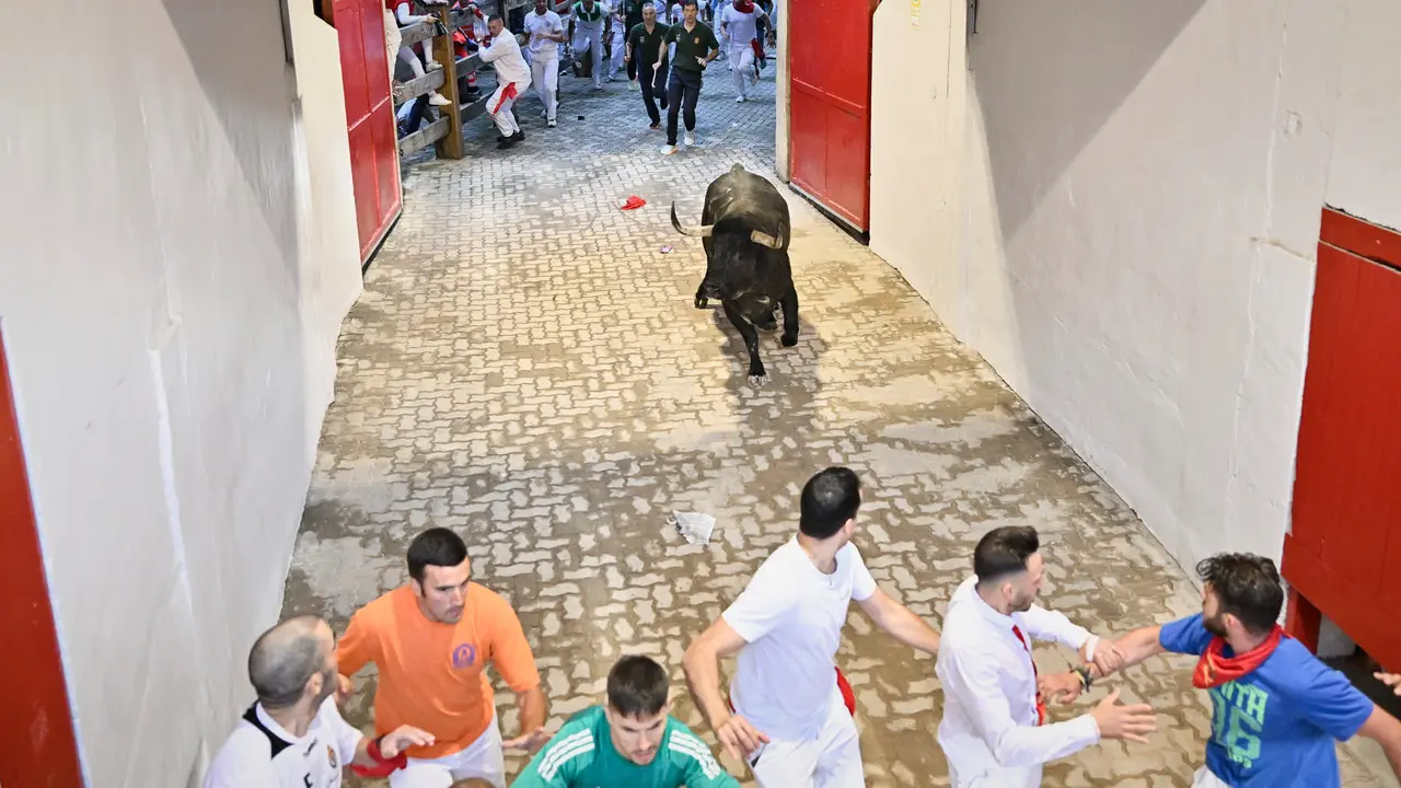 Segundo encierro de las fiestas de San Fermín 2025 con toros de Cebada Gago en el Callejón. PABLO LASAOSA