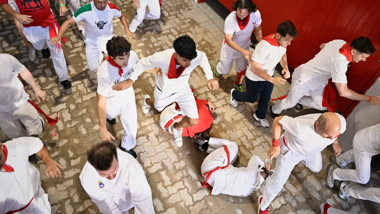 Segundo encierro de las fiestas de San Fermín 2025 con toros de Cebada Gago en el Callejón. PABLO LASAOSA