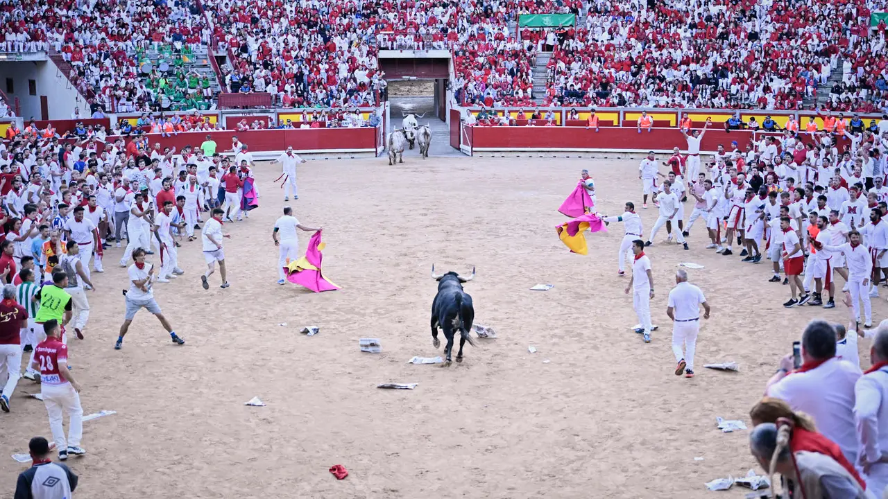 Segundo encierro de las fiestas de San Fermín 2025 con toros de Cebada Gago en el Callejón. PABLO LASAOSA