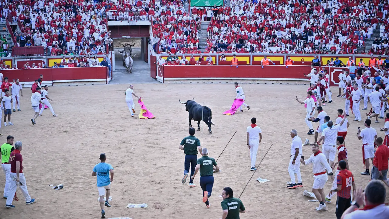 Segundo encierro de las fiestas de San Fermín 2025 con toros de Cebada Gago en el Callejón. PABLO LASAOSA